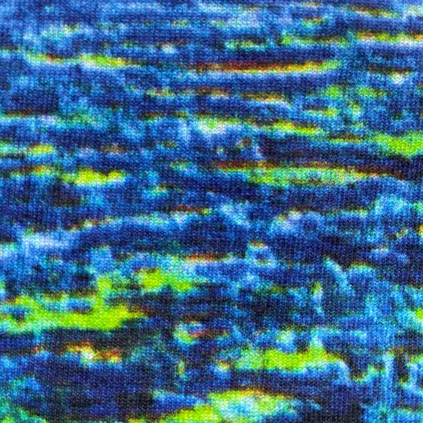 CALMECS T-SHIRT IN COLOR WHITE WITH TROPICAL ISLAND BACK PRINT. CLOSE-UP BLUE WATER DETAILS.