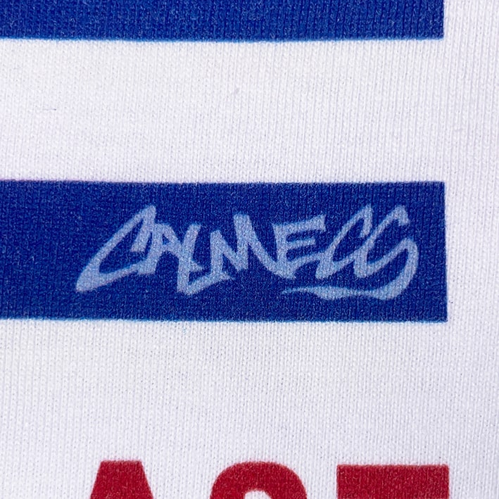 CALMECS T-SHIRT IN COLOR WHITE WITH RED AND BLUE BACK GRAPHIC PRINT. BLUE CALMECS FONT CLOSE UP.