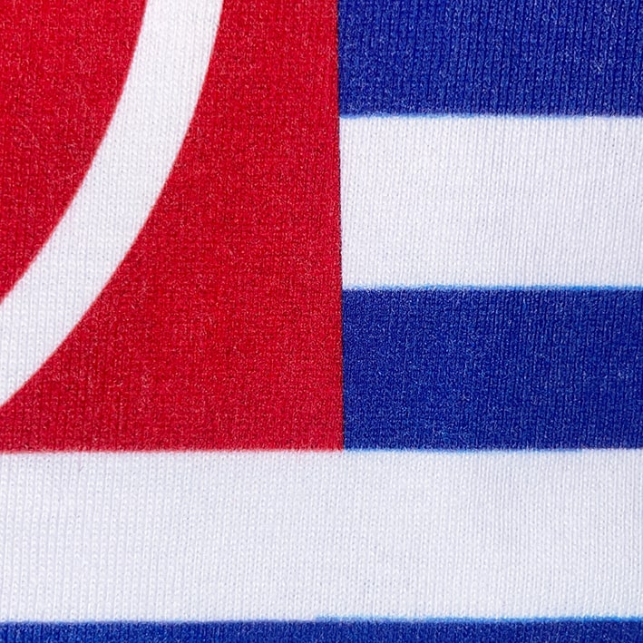 CALMECS T-SHIRT IN COLOR WHITE WITH RED AND BLUE BACK GRAPHIC PRINT. BLUE AND RED CLOSE UP.