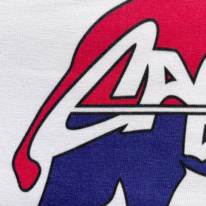 CALMECS T-SHIRT IN COLOR WHITE WITH RED AND BLUE DROMEDARY / CAMEL AND CALMECS LOGO FRONT PRINT. CLOSE UP TAIL.