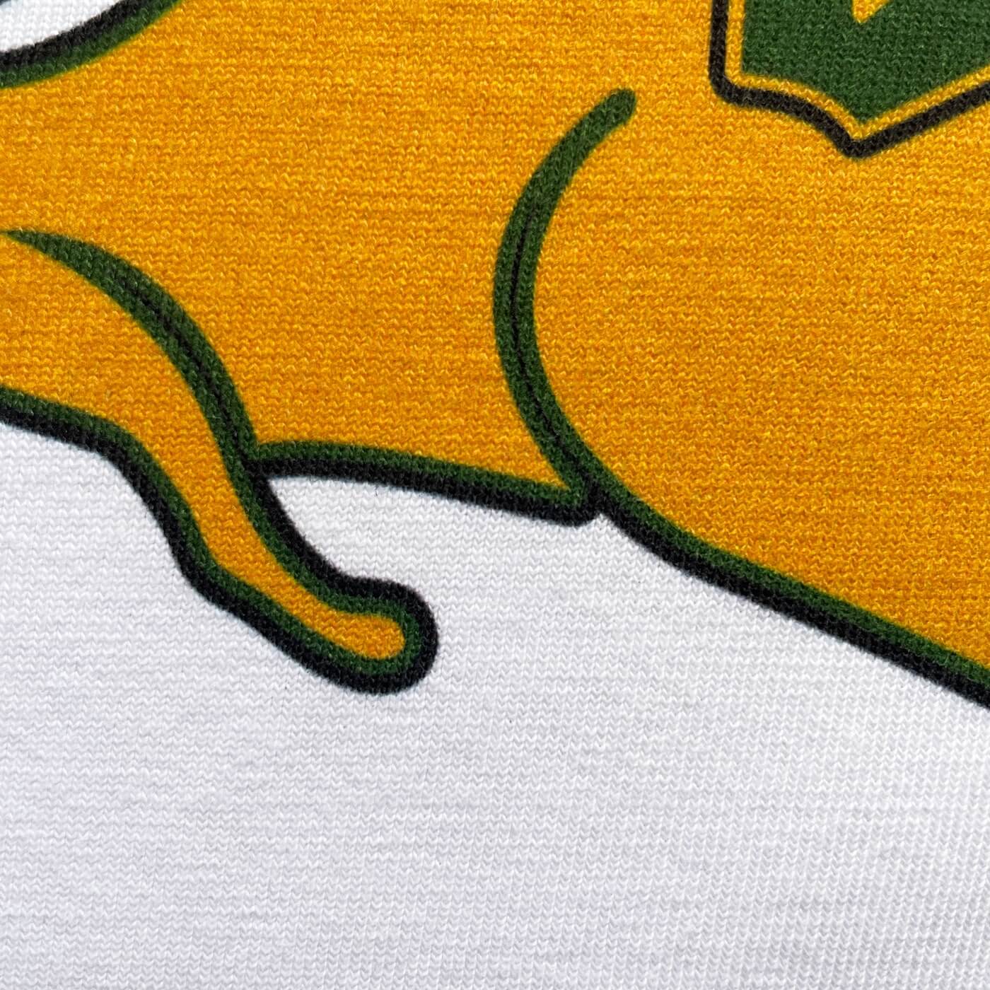 CALMECS T-SHIRT IN COLOR WHITE WITH YELLOW / ORANGE KANGAROO AND GREEN CALMECS LOGO FRONT PRINT. CLOSE UP KANGAROO.