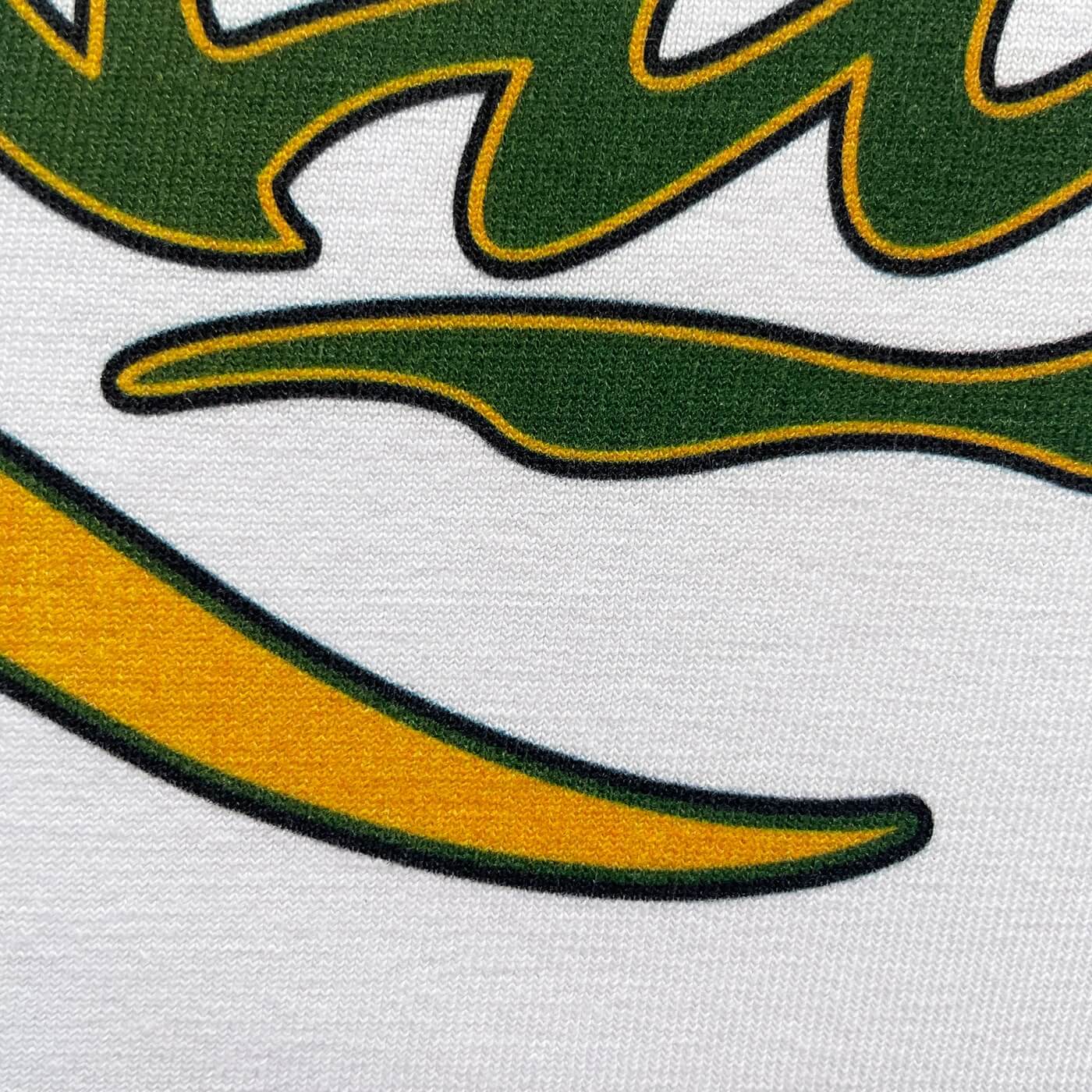 CALMECS T-SHIRT IN COLOR WHITE WITH YELLOW / ORANGE KANGAROO AND GREEN CALMECS LOGO FRONT PRINT. CLOSE UP TAIL.